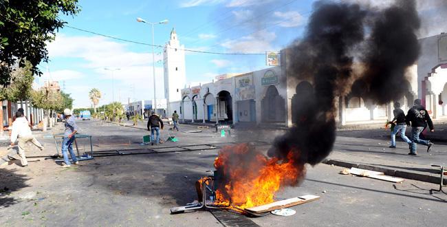 scène d'émeute en Tunisie vue Printemps arabe 1, feu et émeutiers en Tunisie