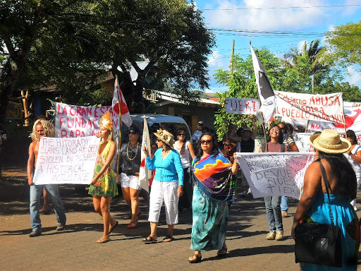 mouvement social des Rapanui pour récupérer terres, doc-2, 26/02/2011 photo 2 d'une manif. sur île de Paques pour récupérer terres ancestrales