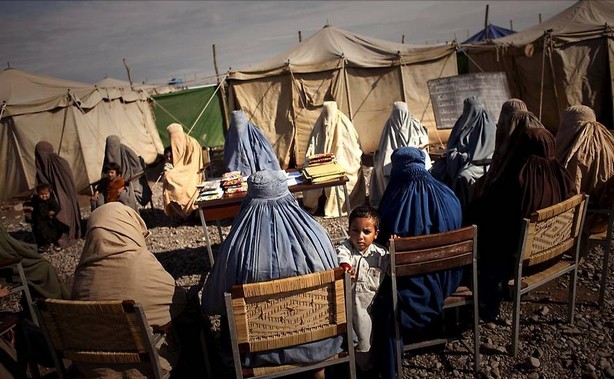 femmes afghanes en burka au milieu des tentes photo cercle femmes afghanes et enfants dans camp de toiles