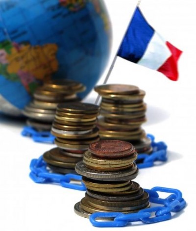 symbole des contraintes imposées par la Finance internationale illustration par chaîne au milieu tas de monnaie et drapeau France