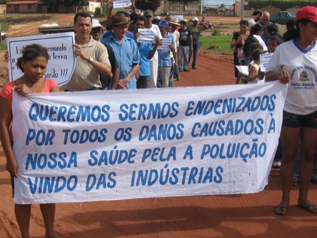 2-manif contre pollution industrielle en Amazonie, Brésil photo 2 de protestataires contre pollution en région Amazone, au Brésil