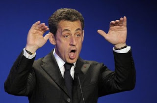 photo de Nicolas Sarkozy trs expressif sur fond bleu fonc