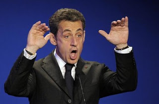 Nicolas Sarkozy, acteur au service de la ploutocratie photo de Nicolas Sarkozy très expressif sur fond bleu foncé