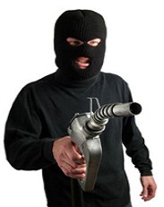 symbole pour esprit truand d'une entreprise pétrolière illustration par individu cagoulé pointant pistolet de pompe