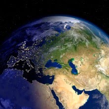 zone d’affrontement entre blocs géopolitiques Est et Ouest carte satellite de l'Orient, face de l'hémisphère nord éclairée