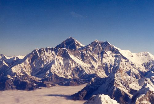 Mont Everest dans l'azur, au-dessus des nuages photo du Mont Everest, ciel dégagé