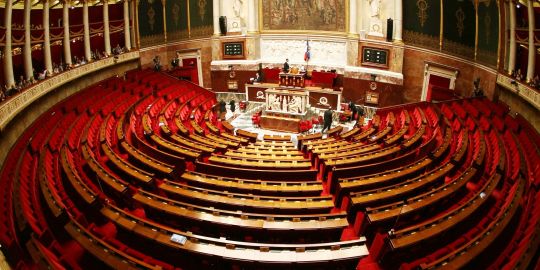 évocation du statut de l'élu, siège de l'Assemblée Nationale Fr photo hémicycle vide de l'Assemblée Nationale Française