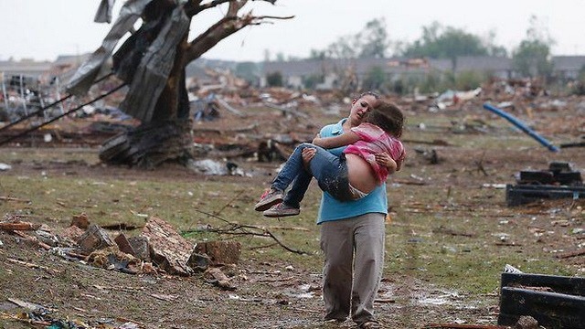 victimes de la tornade du 20 mai 2013 en Oklahoma photo de femme et enfant, victimes de tornade, 20/05/2013, Oklahoma
