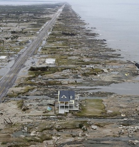 Photo d'une maison pose sur le sol racl par un raz de mare