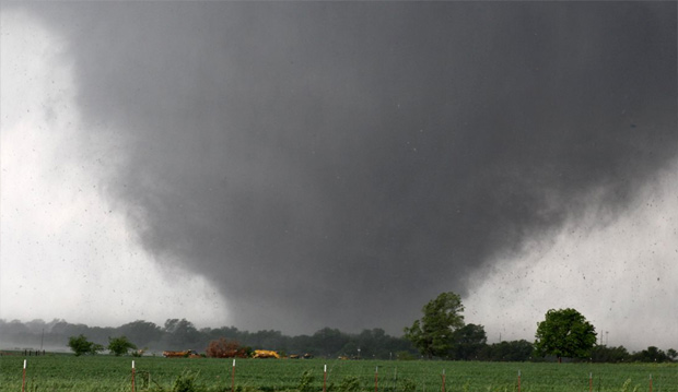 photo de puissante tornade svissant le 20 mai 2013 en Oklahoma