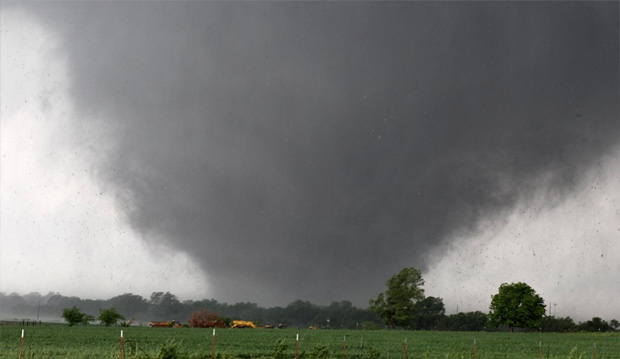 méga tornade en Oklahoma, le 20 mai 2013 photo de puissante tornade sévissant le 20 mai 2013 en Oklahoma