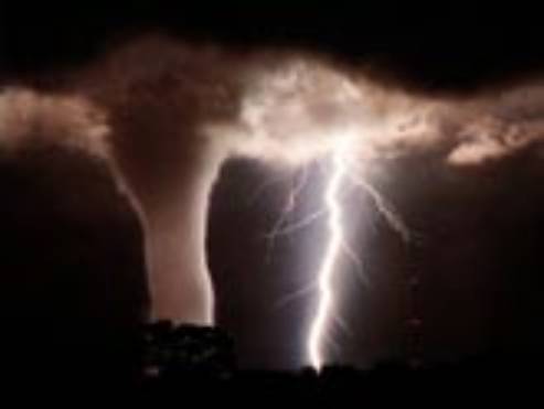 1) effet du dérèglement climatique : puissantes tornades Photo d'éclair et tornade dans la nuit