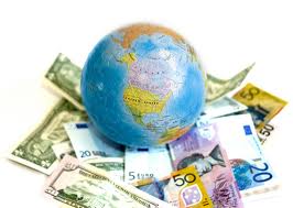 symbole pour mercantilisme captivant le monde illustration par globe sur tas de billets de banque de multiples pays