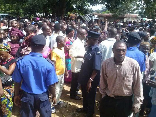 villageois de Sierra-Leone opposés à l'accaparement de leurs terres photo de villageois contestant l'accaparement des terres en Sierra-Leone