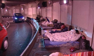 symbole pour contestation du modèle économique dominant d’une absurdité totale illustration avec citoyens espagnols contestataires couchant dans un tunnel de circulation