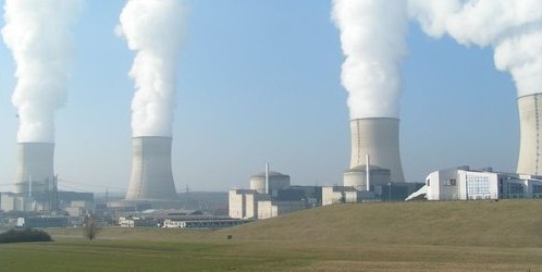 photo de centrale atomique et ses blanches colonnes de fumes