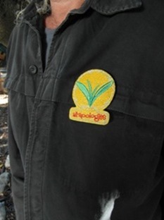 symbole de reconnaissance pour défenseur des animaux photo d'un buste sous blouson noir portant l'écusson jaune all-apologies