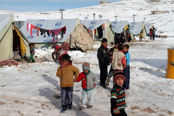 photo d'un campement de rfugis au proche-Orient, avec enfants dans la neige