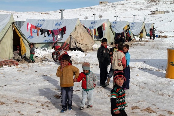 exemple de conditions de vie précaire, victimes des conflits au Proche-Orient photo d'un campement de réfugiés au proche-Orient, avec enfants dans la neige