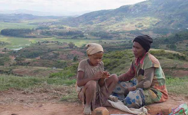 mère et enfant malgaches haut perchées dans la campagne photo de femme et enfant malgaches perchées dans la campagne
