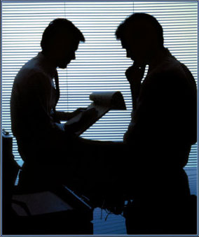 évocation des intrigues et magouilles politiques... illustration par deux silhouettes noires, en aparté dans la pénombre d'un bureau