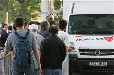 un exemple des effets des politiques d’austérité... photo d'une file d'attente devant un fourgon d'aide humanitaire.