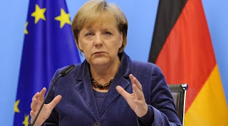 Angela MERKEL, adepte inflexible de l'austérité budgétaire photo d' Angela MERKEL lors d'un discours, drapeaux de l'UE et Allemagne