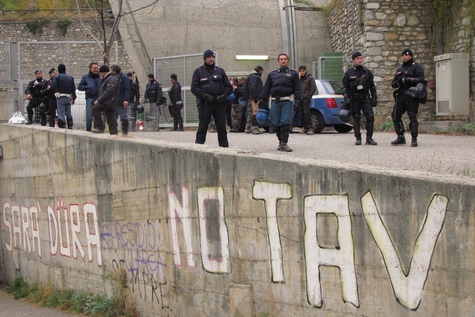 4- pour opposants au TAV, forces de l'ordre en attente photo de policiers stationnés, prévus contre No TAV, Alpes italiennes