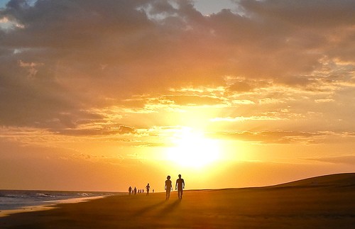 photo d'aurore et groupe humain sur une plage