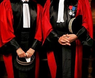 évocation des rouages du pouvoir judiciaire illustration avec attributs vestimentaires de magistrats