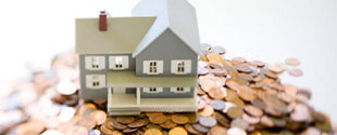 évocation des aspirations de la petite bourgeoisie illustration par maquette de maison sur tas de pièces de monnaie