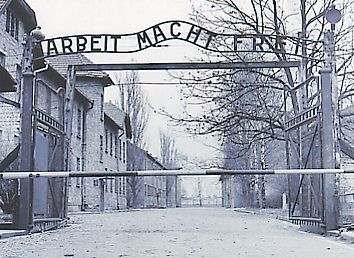 évocation des solutions finales, le travail rend libre ! photo de l'entrée du camp de déportation d' Auschwitz