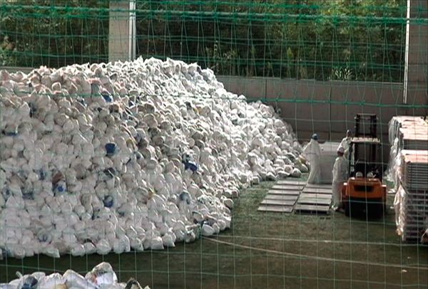 stockage déchets radioactifs de Fukushima, exemple 1 photo de déchets radioactifs du nettoyage à Fukushima, sacs blancs