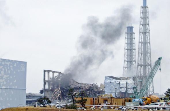 ruine fumante d'un réacteur nucléaire à Fukushima photo d'une ruine fumante de réacteur nucléaire à Fukushima