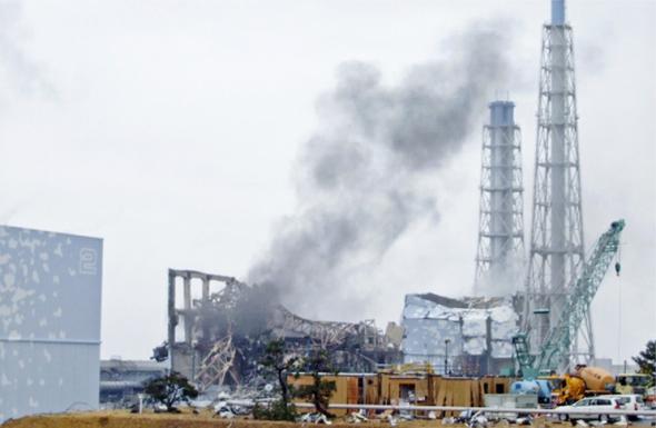 photo d'une ruine fumante de racteur nuclaire  Fukushima