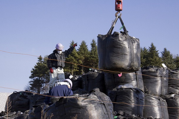 stockage déchets radioactifs de Fukushima, exemple 2 photo de déchets radioactifs du nettoyage à Fukushima, sacs noirs