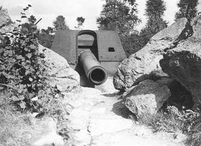photo d'un vieux canon de la 1re guerre mondiale entre rocs