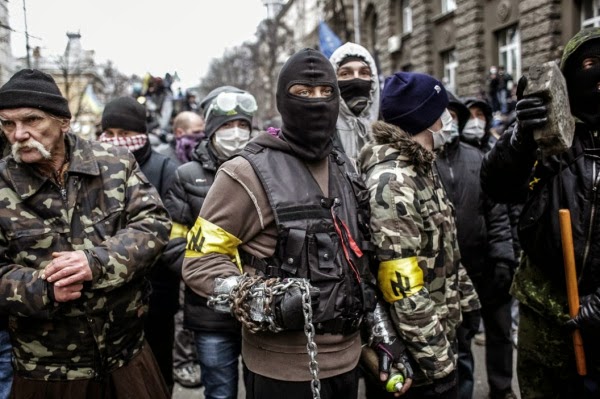 militants néonazis prêts à l'affrontement violent en Ukraine photo de militants néonazis, ukrainiens, équipés pour combats de rue