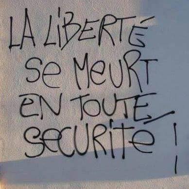 Atteintes graves portées aux libertés, dérive sécuritaire, démocratie en danger ! Photo de graffito : la liberté se meurt en toute sécurité !