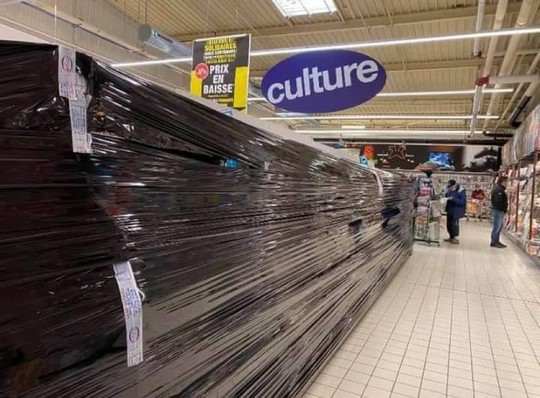 La Culture masquée, sous plastiques, cachez ce que je ne saurai voir ! Photo d'un endroit de supermarché montrant des objets de culture, masqués par films plastiques.