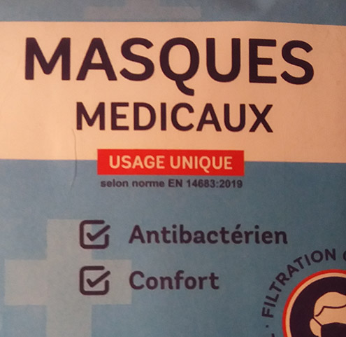 détail d'emballage pour daube ultra-polluante, vendue à prix d’or ! photo d'un détail d'emballage de masques médicaux à usage unique.