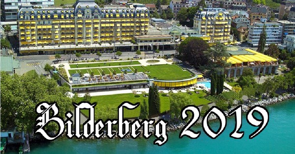 première réunion des -Bilderbergers- : probablement en mai 1954 à l'hôtel Bilderberg à Oosterbeek, Pays-Bas. photo d'un hôtel au ton jaune, légendée : Bilderberg 2019.