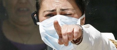 symbole pour coercition, autoritaire, adepte des méthodes radicales. photo d'une femme masquée, personnel de santé, intimant un ordre.
