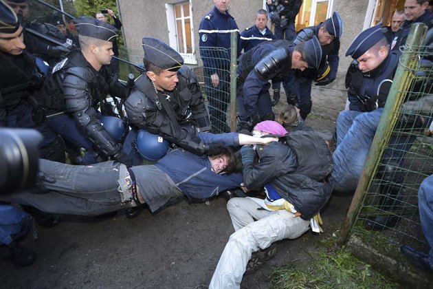 illustration de la violence d'état qui déloge des zadistes de Notre Dame des Landes, coupables d'inventer un modèle de société alternatif... photo de CRS délogeant d'une maison, des zadistes de Notre Dame des Landes.