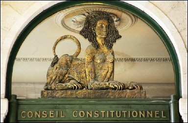 Photo de fronton du Conseil constitutionnel en France.