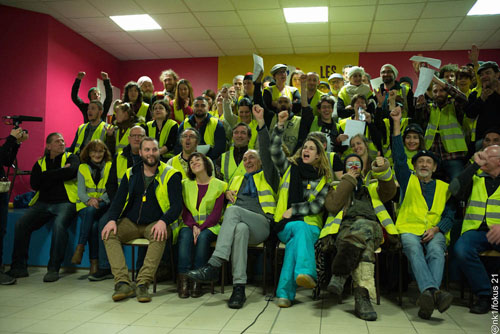 Illustration pour l’entrée en scène des Gilets jaunes, essayant de prendre leur destin en main ! Photo d'assemblée de Gilets jaunes en janvier 2019.
