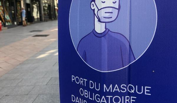 Contexte alarmiste, manipulation perverse et organisée, règne de l'arbitraire, etc. impactent la santé mentale de beaucoup. Affiche bleue intimant port obligatoire de masque dans rue.