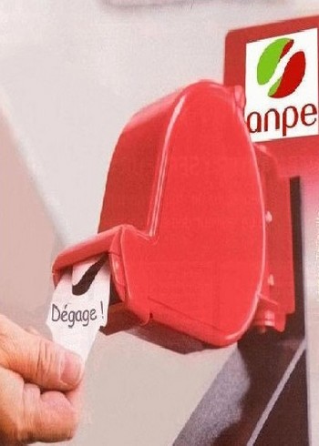 Le chômage réel va fortement augmenter...mais le gouvernement veut enfoncer encore plus les pauvres dans les difficultés... Photo de prise de ticket -dégage- au distributeur pour emploi.