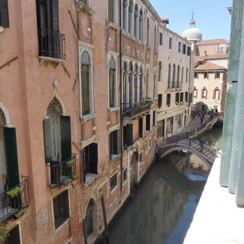 photo de canal  Venise avec ponts, quartier de Castello, vue par fentre d'un appartement.