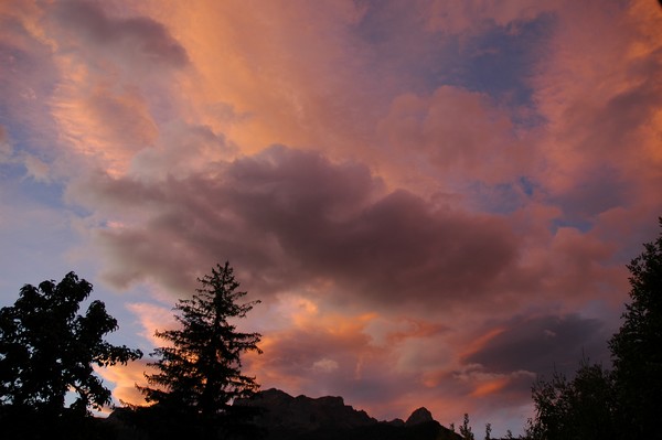 photo de nuages roses  l'aube, au-dessus de Barcelonnette dans les Alpes.